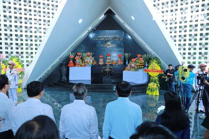 Các thành viên trong đoàn tưởng nhớ các Anh hùng liệt sĩ tại Nghĩa trang Liệt sĩ Quốc gia A1.