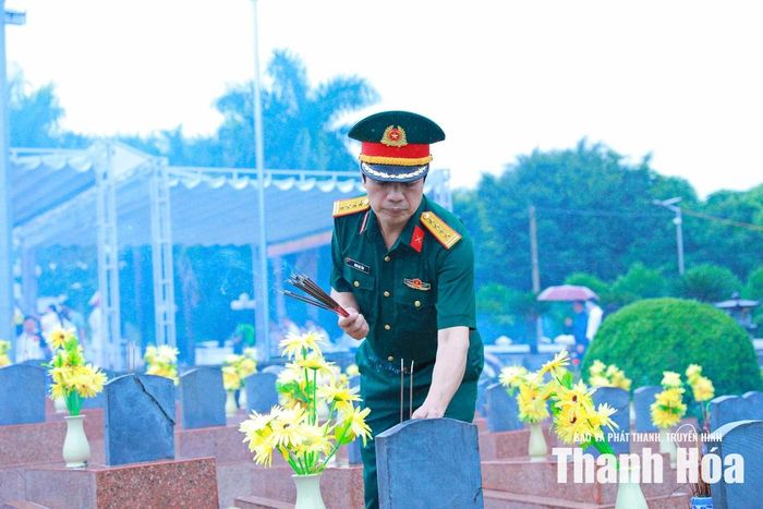 Chỉ huy trưởng Bộ Chỉ huy quân sự tỉnh Đinh Bạt Văn thắp hương lên các phần mộ liệt sĩ.