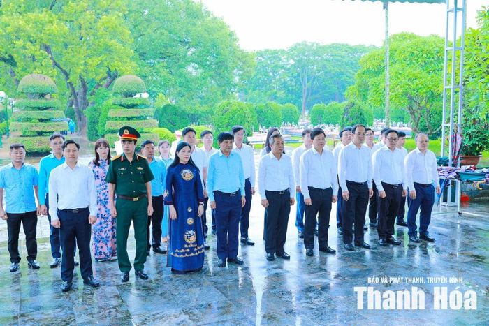 Đoàn đại biểu tỉnh Thanh Hóa dâng hương tại Nghĩa trang Liệt sĩ Độc Lập.