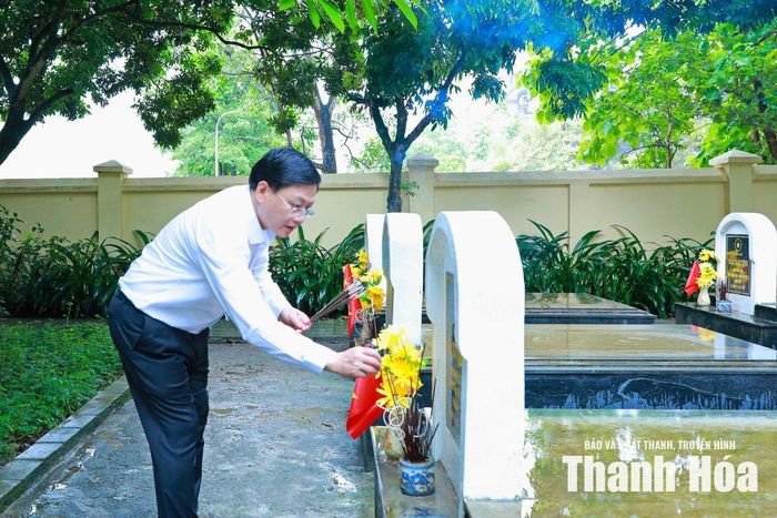 Phó Chủ tịch Thường trực UBND tỉnh Mai Xuân Liêm thắp hương lên các phần mộ liệt sĩ.