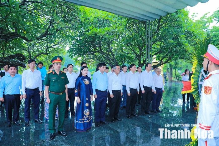 Đoàn đại biểu tỉnh Thanh Hóa dâng hoa, dâng hương tại Nghĩa trang Liệt sĩ Quốc gia A1.