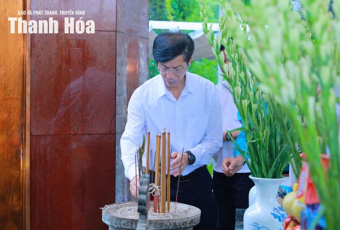 Giám đốc Báo và Phát thanh, truyền hình Thanh Hóa Phạm Văn Báu dâng hương các Anh hùng liệt sĩ tại Nghĩa trang Liệt sĩ Him Lam.