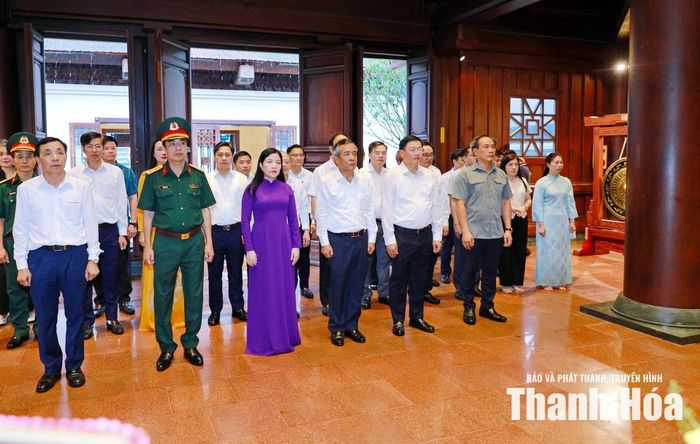 Đoàn đại biểu tỉnh Thanh Hóa dâng hoa, dâng hương tại Đền thờ Liệt sĩ Chiến trường Điện Biên Phủ.