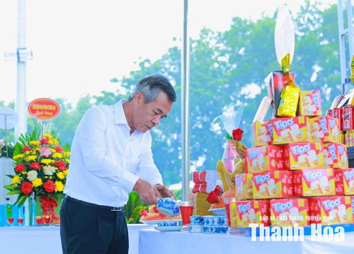 Bí thư Tỉnh ủy Lê Đức Thái dâng trà lên các Anh hùng liệt sĩ.