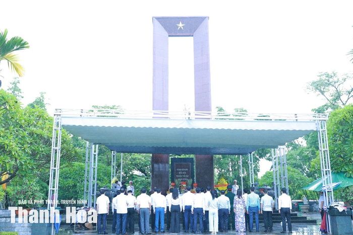 Đoàn đại biểu tỉnh Thanh Hóa thành kính tri ân các anh hùng liệt sĩ đã hy sinh vì sự nghiệp giải phóng dân tộc.