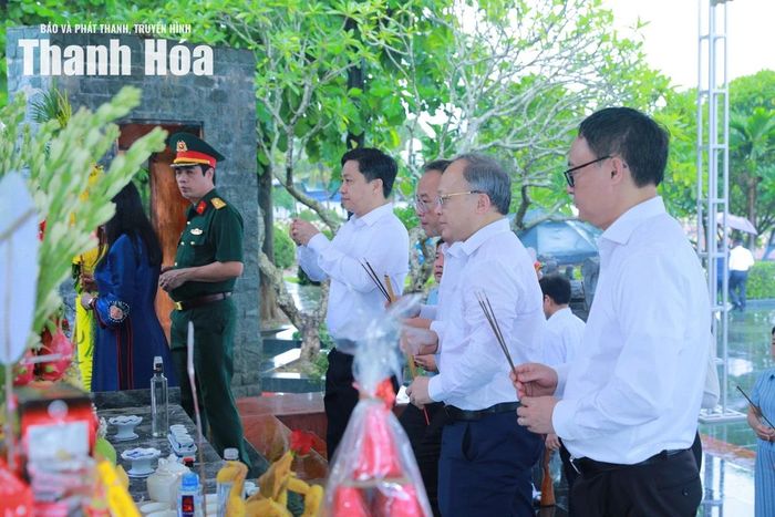 Các thành viên trong đoàn dâng hương các Anh hùng liệt sĩ tại Nghĩa trang Liệt sĩ Him Lam.