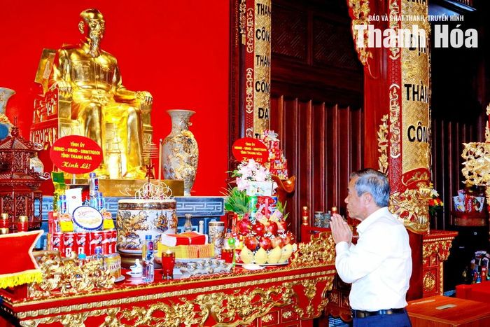 Bí thư Tỉnh ủy Lê Đức Thái thành kính tưởng nhớ Chủ tịch Hồ Chí Minh.