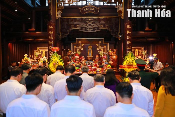 Đoàn đại biểu tỉnh Thanh Hóa mặc niệm tưởng nhớ các anh hùng liệt sĩ tại Đền thờ Liệt sĩ Chiến trường Điện Biên Phủ.
