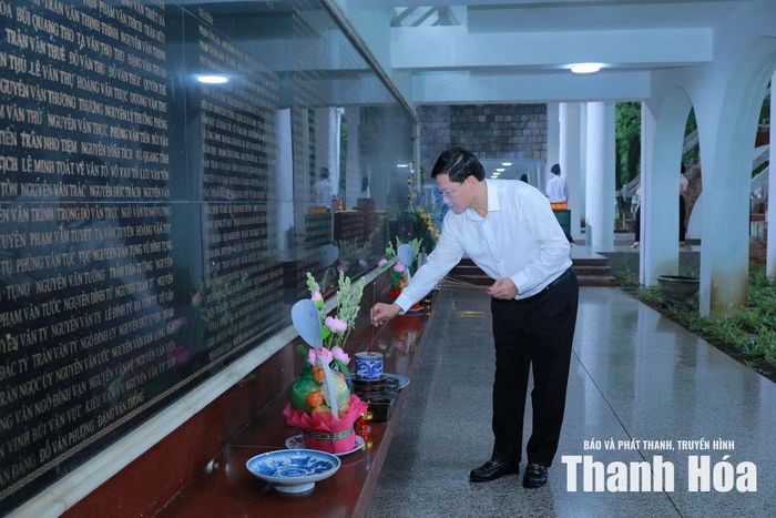 Phó Chủ tịch Thường trực UBND tỉnh Mai Xuân Liêm thắp hương tại bia ghi danh các anh hùng liệt sĩ ở Nghĩa trang Liệt sĩ quốc gia A1.