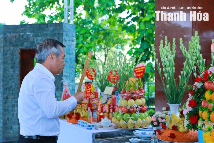 Bí thư Tỉnh ủy Lê Đức Thái dâng hương các Anh hùng liệt sĩ tại Nghĩa trang Liệt sĩ Him Lam.
