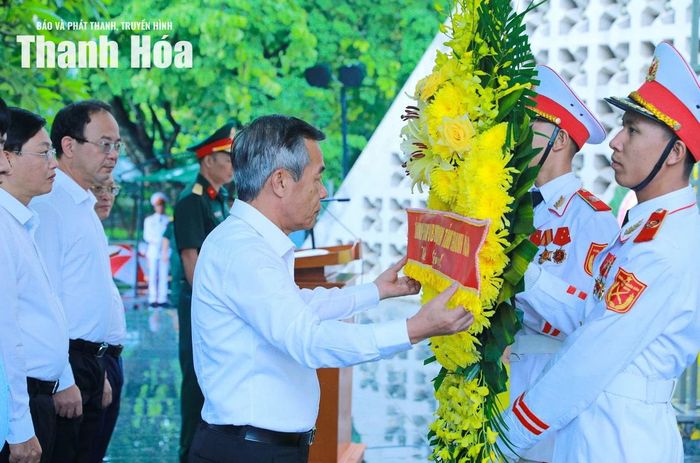 Bí thư Tỉnh ủy Lê Đức Thái chỉnh trang vòng hoa trước khi dâng lên các anh hùng liệt sĩ tại Nghĩa trang Liệt sĩ Quốc gia A1.