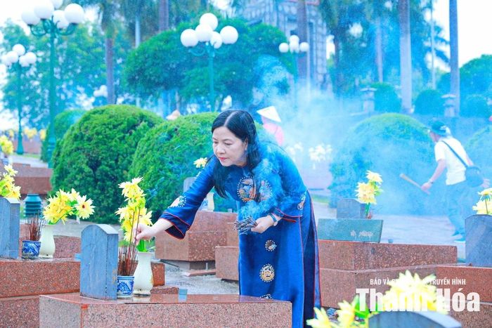 Chủ nhiệm Ủy ban Kiểm tra Tỉnh ủy Phạm Thị Thanh Thủy thắp hương lên các phần mộ liệt sĩ.