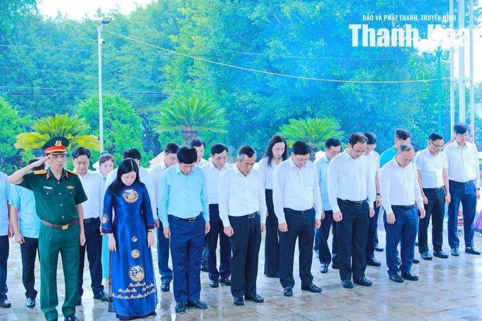 Đoàn đại biểu tỉnh Thanh Hóa và tỉnh Điện Biên mặc niệm tưởng nhớ các anh hùng liệt sĩ.
