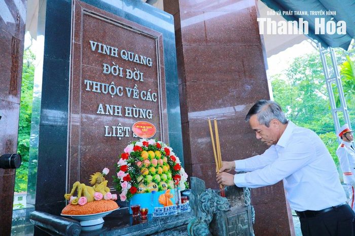 Bí thư Tỉnh ủy Lê Đức Thái dâng hương các Anh hùng liệt sĩ.