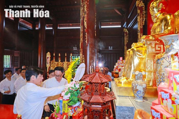 Thành viên trong đoàn dâng hương Chủ tịch Hồ Chí Minh.