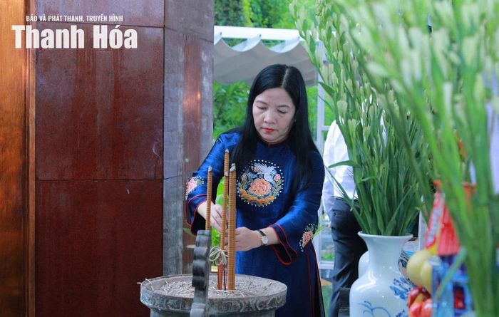 Chủ nhiệm Ủy ban Kiểm tra Tỉnh ủy Phạm Thị Thanh Thủy dâng hương các Anh hùng liệt sĩ tại Nghĩa trang Liệt sĩ Him Lam.
