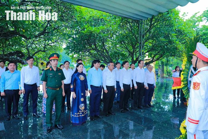 Đoàn đại biểu tỉnh Thanh Hóa dâng hoa, dâng hương tại Nghĩa trang Liệt sĩ Quốc gia A1.