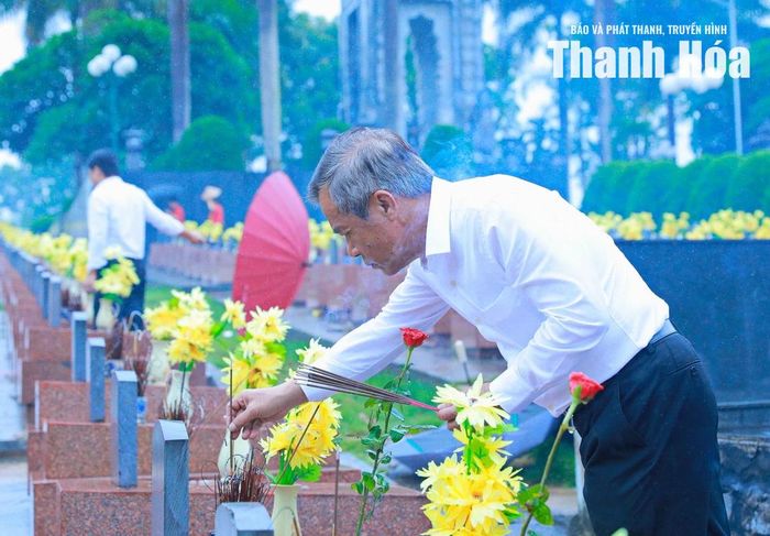 Bí thư Tỉnh ủy Lê Đức Thái thắp hương lên các phần mộ liệt sĩ.