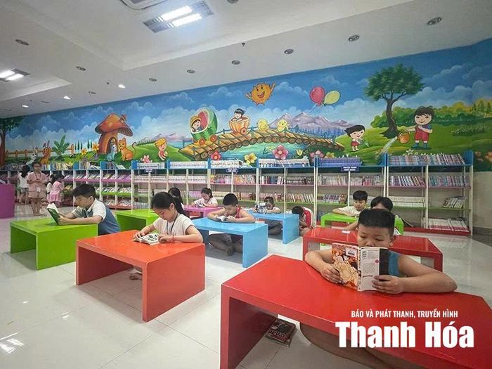 Mùa hè, Thư viện tỉnh thu hút đông đảo các em nhỏ đến đọc sách.