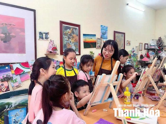 Lớp học vẽ của cô giáo Lê Thị Ngọc Mai tại phường Hạc Thành.