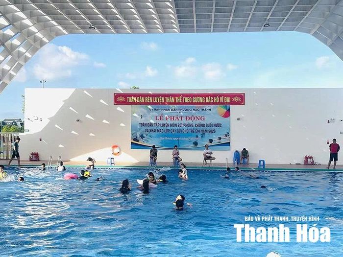 Khu bể bơi thuộc Cung Văn hóa Thiếu nhi và Trung tâm Thể dục Thể thao phường Hạc Thành - địa điểm học bơi, vui chơi của các em dịp hè.