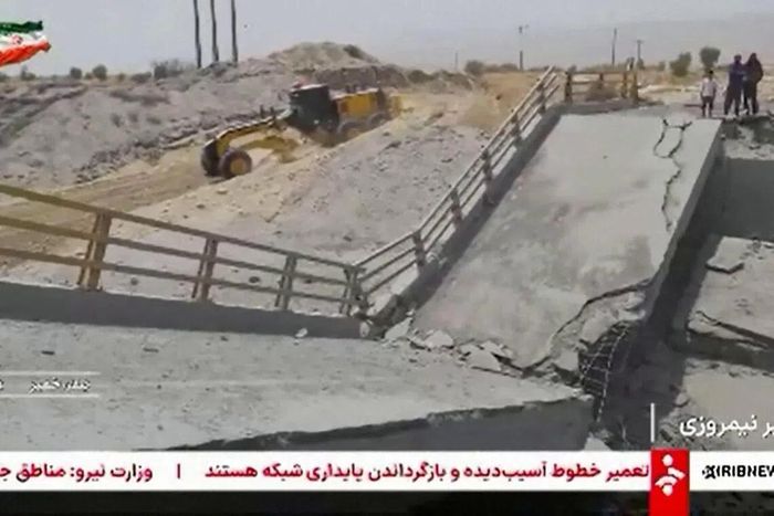 Việc ông Trump công khai đe dọa phá hủy các cây cầu, nhà máy điện và cơ sở hạ tầng của Iran cho thấy phạm vi mục tiêu quân sự đang có xu hướng mở rộng. Ảnh: AFP.