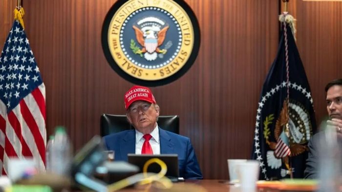 Truyền thông Mỹ đồng loạt đưa tin Tổng thống Trump đã triệu tập cuộc họp tại Phòng Tình huống của Nhà Trắng với sự tham gia của toàn bộ ê-kíp an ninh quốc gia. Theo Axios, nội dung cuộc họp không chỉ dừng ở việc duy trì sức ép quanh eo biển Hormuz mà còn xem xét khả năng tiến hành các đòn tấn công có sức hủy diệt lớn hơn nhằm vào những mục tiêu chiến lược sâu trong lãnh thổ Iran. Ảnh: Sohu.