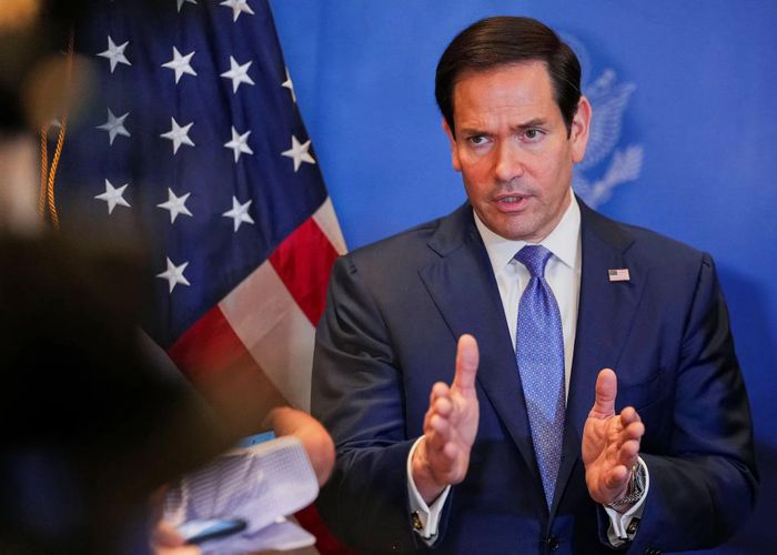 Ngoại trưởng Mỹ Marco Rubio nói chuyện với truyền thông trước khi khởi hành đến Sân bay Quốc tế Bahrain, tại Manama, ngày 25 tháng 6 năm 2026. Ảnh: REUTERS.