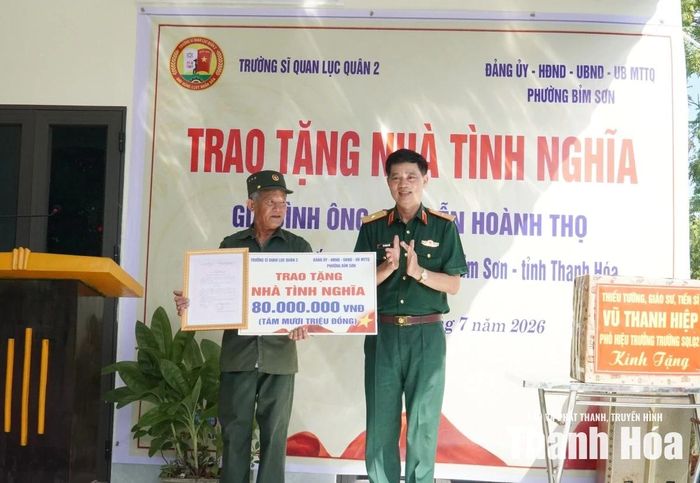 Phó Hiệu trưởng Trường Sĩ quan Lục quân 2 Vũ Thanh Hiệp trao biểu trưng xây dựng nhà tình nghĩa cho gia đình ông Nguyễn Hoành Thọ.