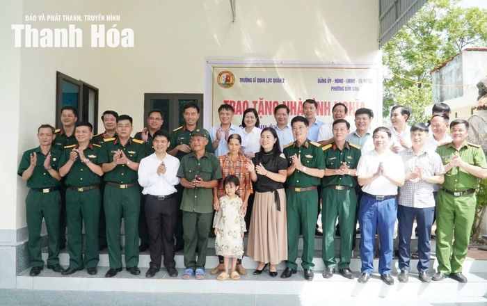 Các đại biểu chụp ảnh lưu niệm tại buổi lễ trao nhà cho gia đình ông Nguyễn Hoành Thọ.