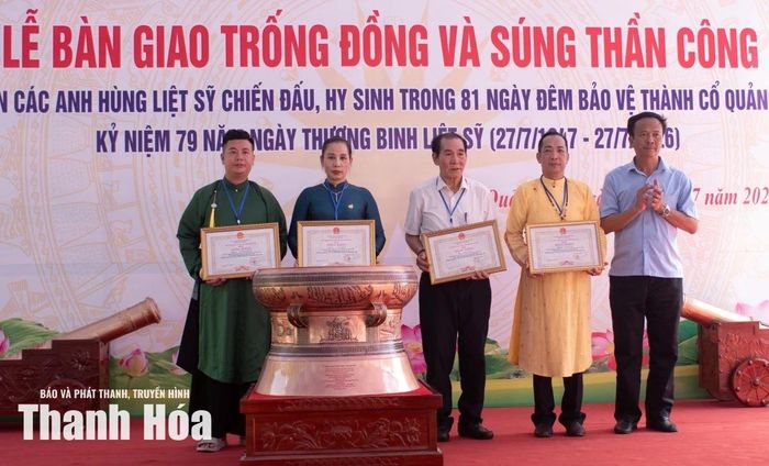 Đại diện lãnh đạo Sở Văn hóa, Thể thao và Du lịch trao Bằng khen của Chủ tịch UBND tỉnh Quảng Trị cho các tập thể và cá nhân tỉnh Thanh Hóa.