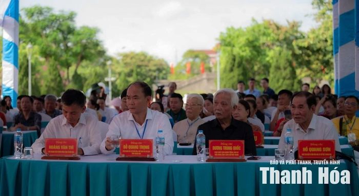 Các đại biểu dự buổi lễ.