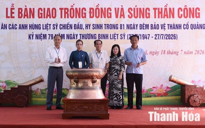 Hội Di sản Văn hóa và Cổ vật Thanh Hoa trao các hiện vật cho tỉnh Quảng Trị.