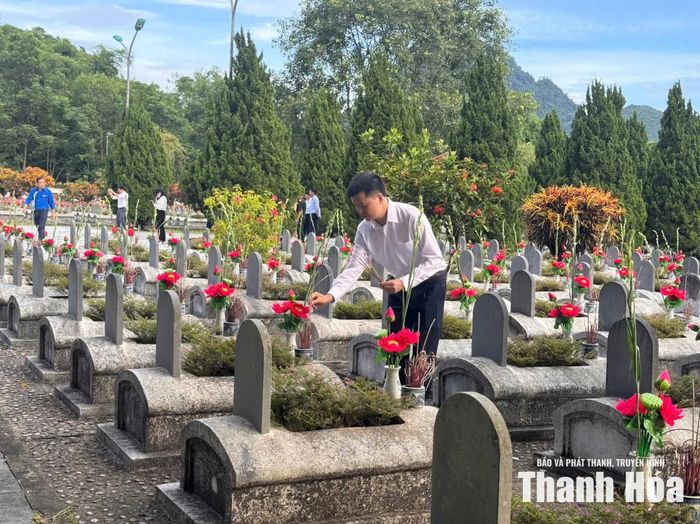 Chủ tịch UBND phường Hạc Thành Lê Bá Hải dâng hương tại các phần mộ Liệt sĩ.
