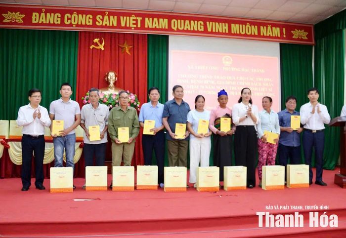 Đoàn công tác trao 20 suất quà cho các gia đình chính sách tại xã Thiết Ống