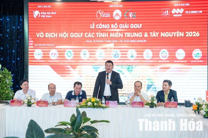 Ông Mai Xuân Thông, Chủ tịch Hội Golf Thanh Hóa, Trưởng Ban Tổ chức giải trao đổi về điều lệ và công tác tổ chức giải.