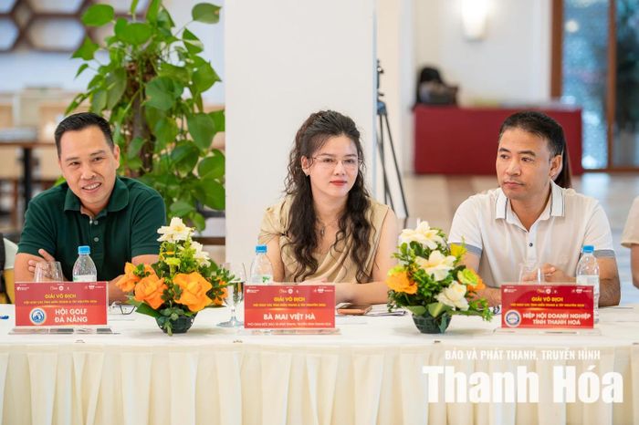 Các đại biểu dự buổi lễ.