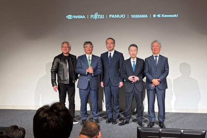 Từ trái sang phải: Tổng giám đốc Nvidia Jensen Huang, Tổng giám đốc Fujitsu Takahito Tokita, Tổng giám đốc Fanuc Kenji Yamaguchi, Tổng giám đốc Yaskawa Masahiro Ogawa và Tổng giám đốc Kawasaki Heavy Industries Yasuhiko Hashimoto tại sự kiện công bố sáng kiến hợp tác mới ở Tokyo hôm thứ Năm. Ảnh: AP/Yuri Kageyama.