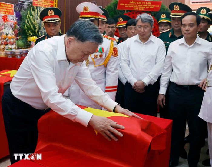 Tổng Bí thư, Chủ tịch nước Tô Lâm thực hiện nghi thức tại Nhà quàn hài cốt các liệt sỹ. Ảnh: Thống Nhất/TTXVN.