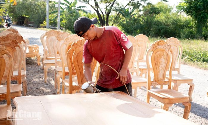 Thợ sơn PU lên các sản phẩm.