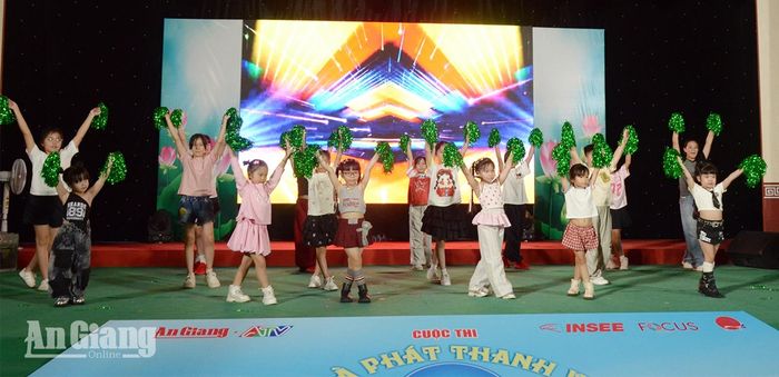 Ban Tổ chức cuộc thi chạy chương trình phần biểu diễn văn nghệ.