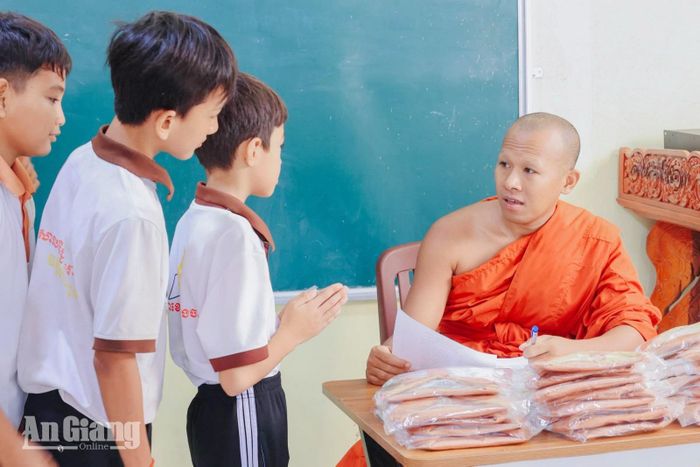 Nhiều năm qua, các giáo viên tự nguyện tham gia giảng dạy chữ Khmer tại các chùa mỗi dịp hè.