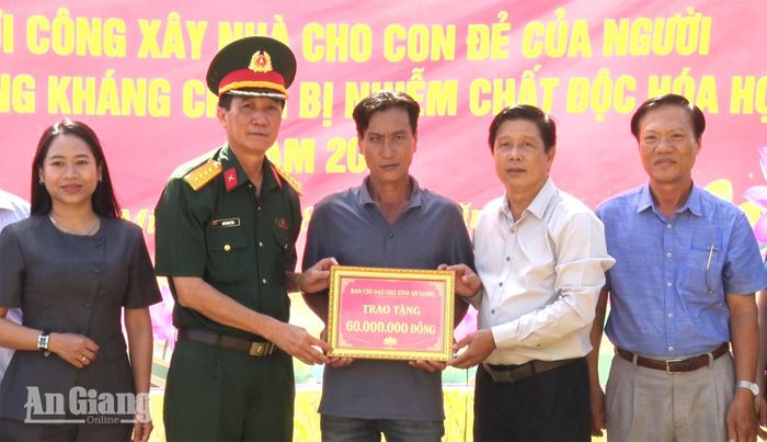 Trao bảng hỗ trợ nhà ở cho anh Lương Minh Triều.