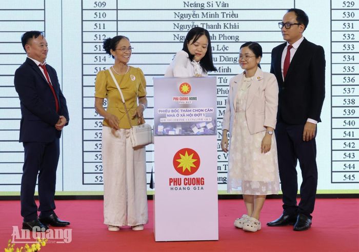 Đại diện Sở Xây dựng, chủ đầu tư và người dân thực hiện nghi thức bốc thăm căn nhà ở xã hội