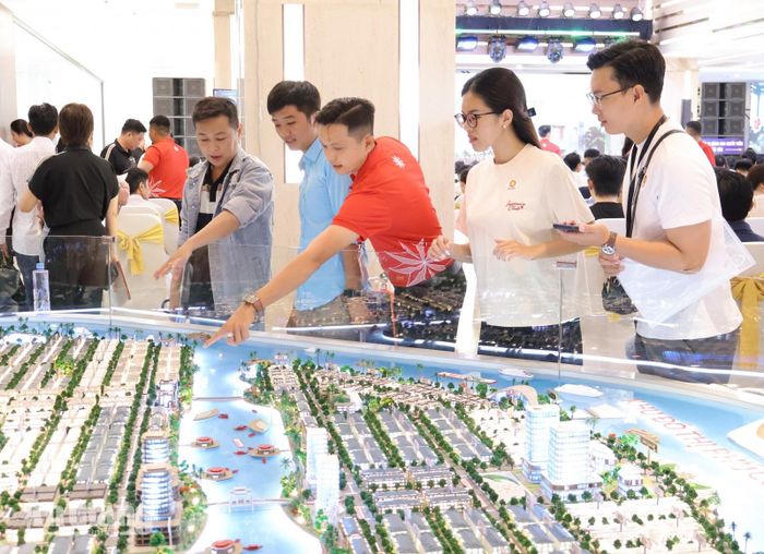 Người dân đến tìm hiểu thông tin về dự án nhà ở xã hội khu đô thị Phú Cường Phú Quý