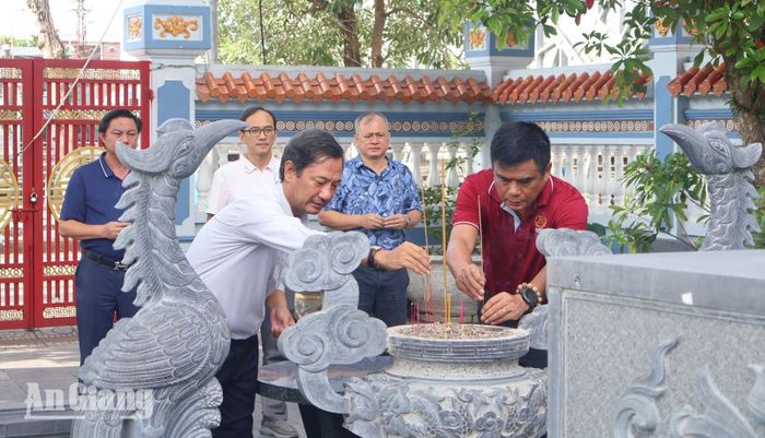 Giám đốc Báo và Phát thanh - Truyền hình An Giang Lê Văn Chuyển và Tổng Giám đốc Đài Phát thanh và Truyền hình TP. Hồ Chí Minh (HTV) Cao Anh Minh cùng dâng hương tại Đình Thần Nguyễn Trung Trực, phường Rạch Giá.