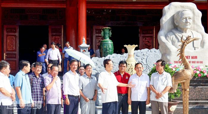 Nguyên Thủ tướng Nguyễn Tấn Dũng gặp gỡ, trao đổi cùng hai Ban Giám đốc Báo và Phát thanh - Truyền hình An Giang, Đài Phát thanh và Truyền hình TP. Hồ Chí Minh (HTV).