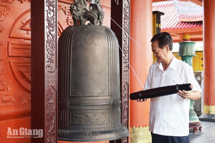 Nguyên Thủ tướng Nguyễn Tấn Dũng thỉnh chuông tưởng niệm tại Đền tưởng niệm Anh hùng liệt sĩ và Người có công tỉnh An Giang.