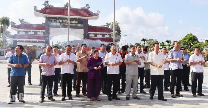 Nguyên Thủ tướng Nguyễn Tấn Dũng và các đại biểu dâng hương tại Đền tưởng niệm Anh hùng liệt sĩ và Người có công tỉnh An Giang (phường Rạch Giá).