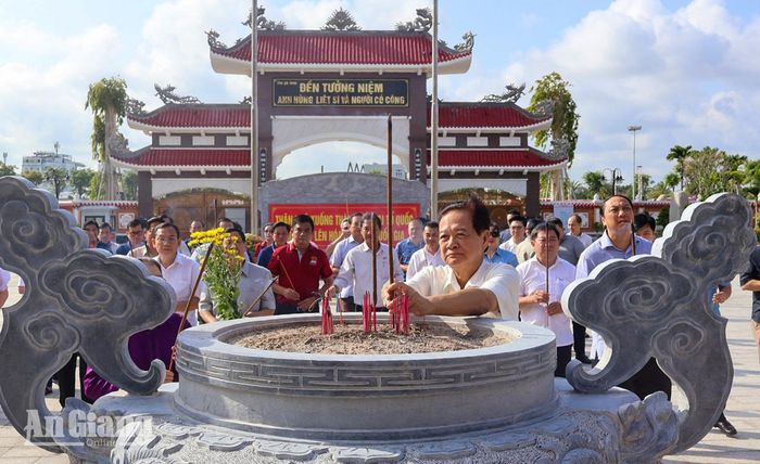 Nguyên Thủ tướng Nguyễn Tấn Dũng dâng hương.